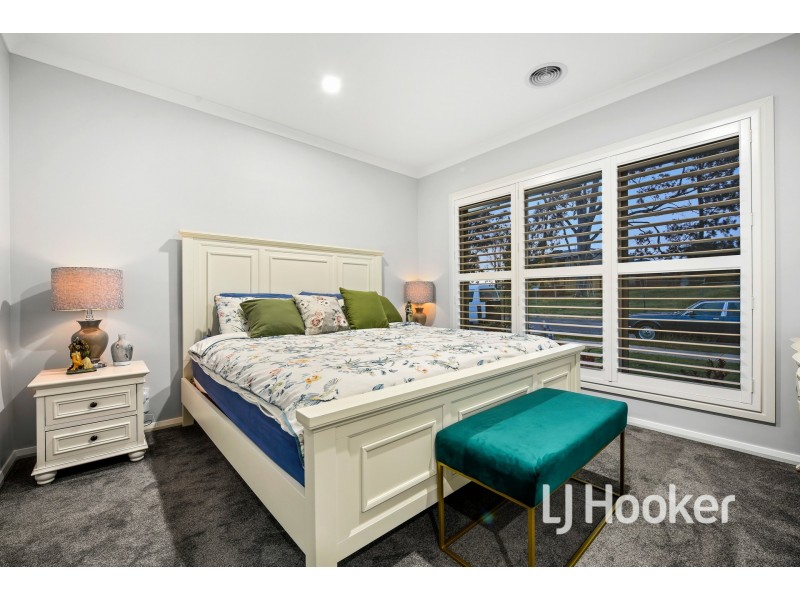 6 Hinneberg Street, Cranbourne VIC 3977