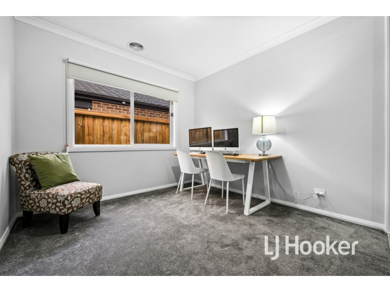 6 Hinneberg Street, Cranbourne VIC 3977