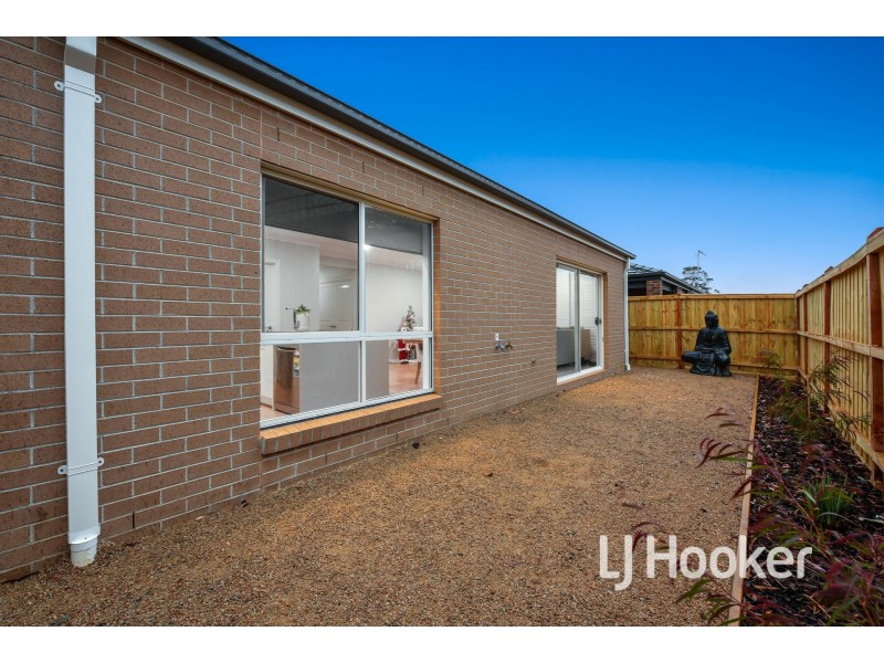 6 Hinneberg Street, Cranbourne VIC 3977