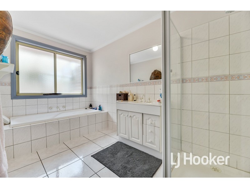 21 Hazelmere Avenue, Cranbourne West VIC 3977