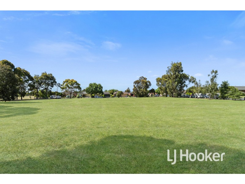 21 Hazelmere Avenue, Cranbourne West VIC 3977