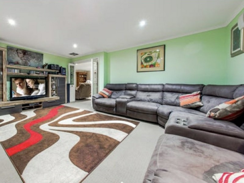 13 Carnavon Street, Cranbourne East VIC 3977