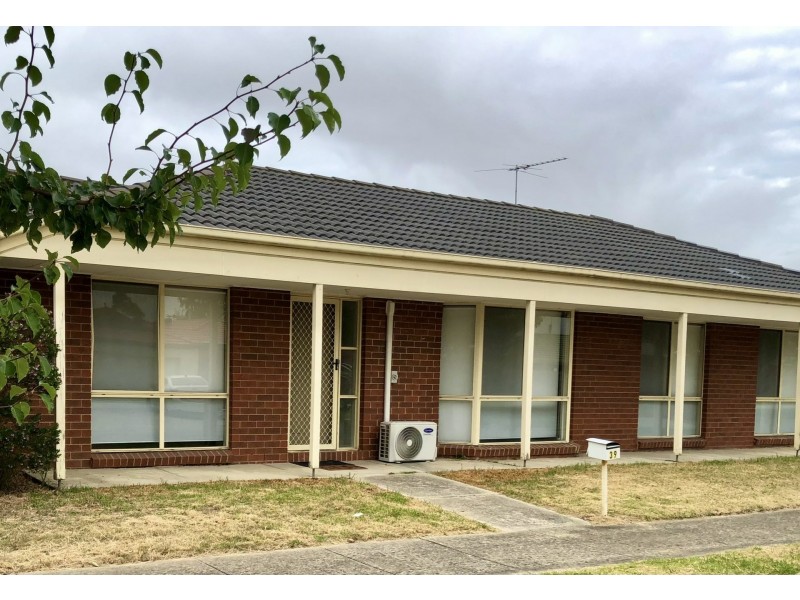 39 Bellbrae Crescent, Cranbourne VIC 3977