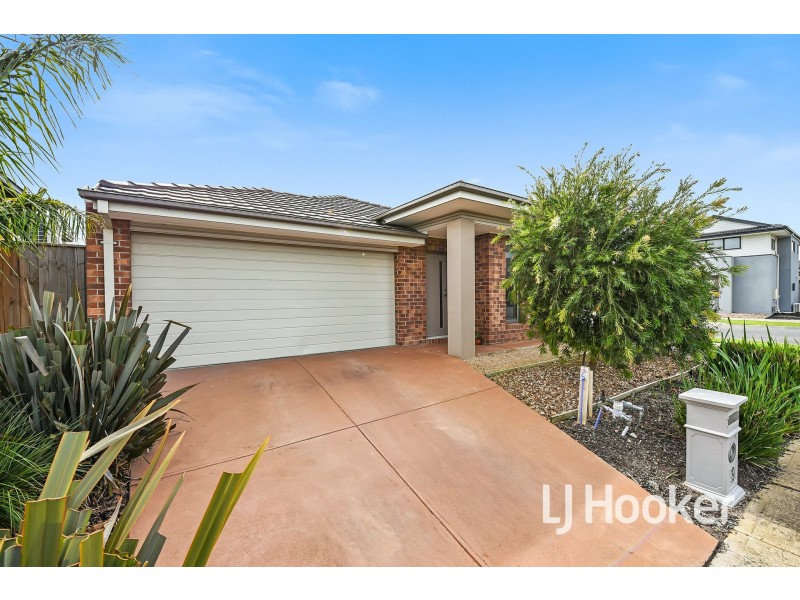 9 Deegan Way, Cranbourne East VIC 3977