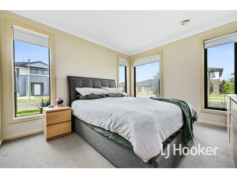 9 Deegan Way, Cranbourne East VIC 3977