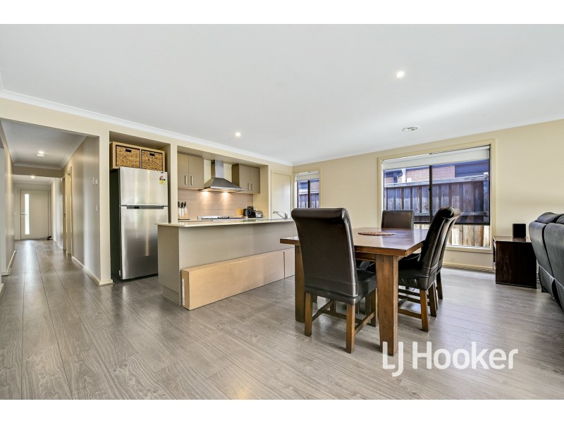 9 Deegan Way, Cranbourne East VIC 3977