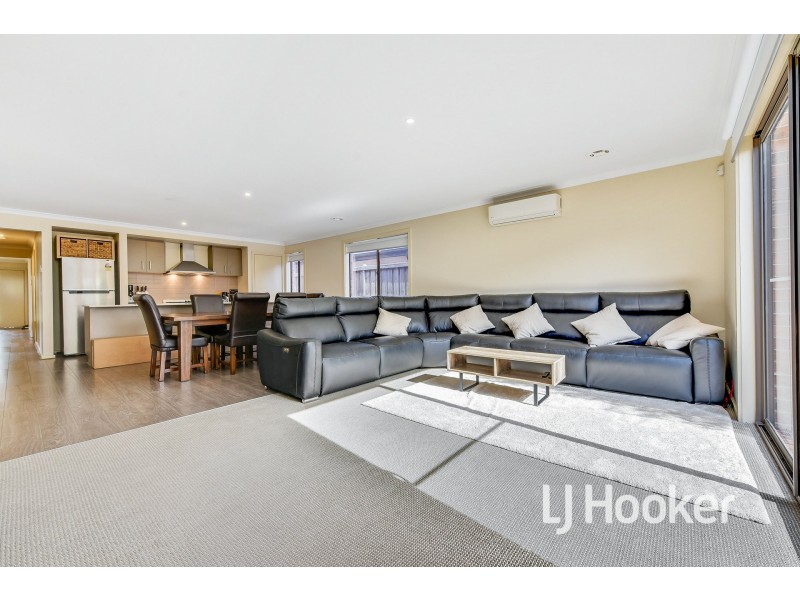 9 Deegan Way, Cranbourne East VIC 3977