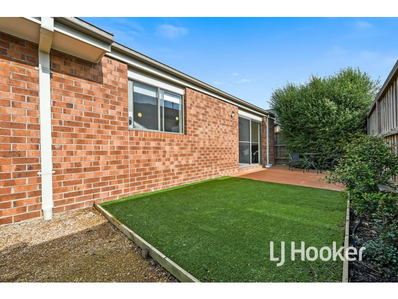 9 Deegan Way, Cranbourne East VIC 3977