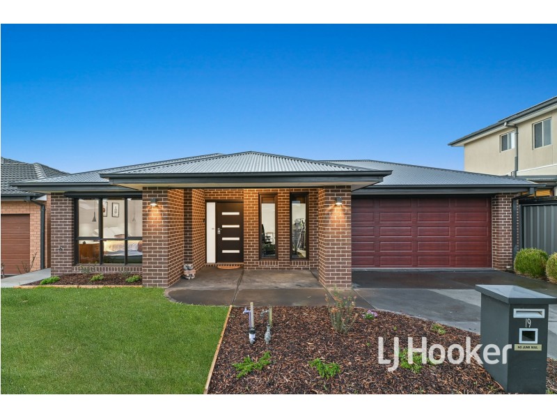 19 Camargue Circuit, Clyde North VIC 3978