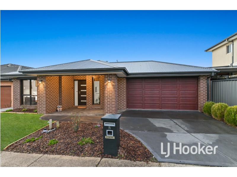 19 Camargue Circuit, Clyde North VIC 3978