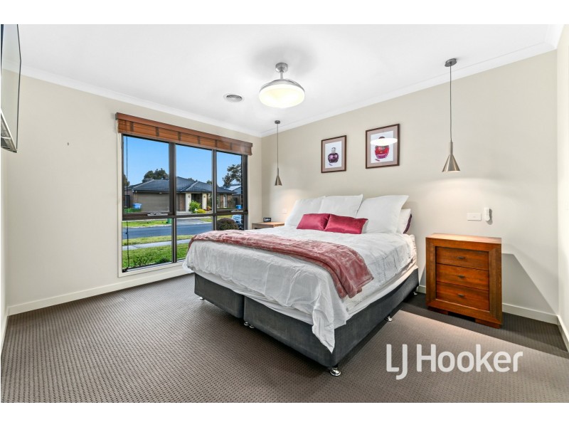 19 Camargue Circuit, Clyde North VIC 3978