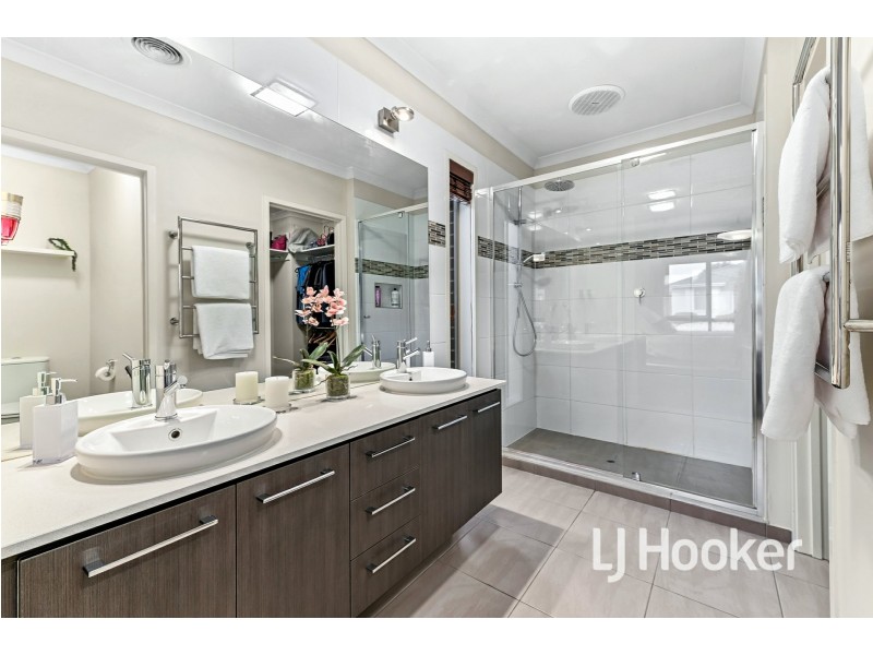 19 Camargue Circuit, Clyde North VIC 3978