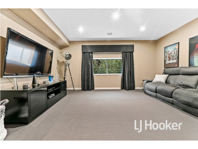 19 Camargue Circuit, Clyde North VIC 3978