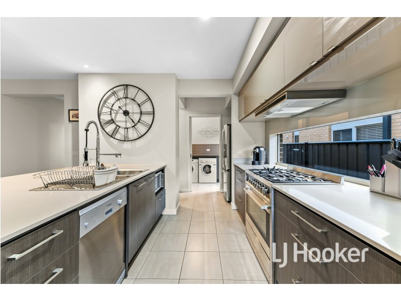 19 Camargue Circuit, Clyde North VIC 3978