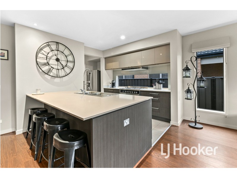 19 Camargue Circuit, Clyde North VIC 3978