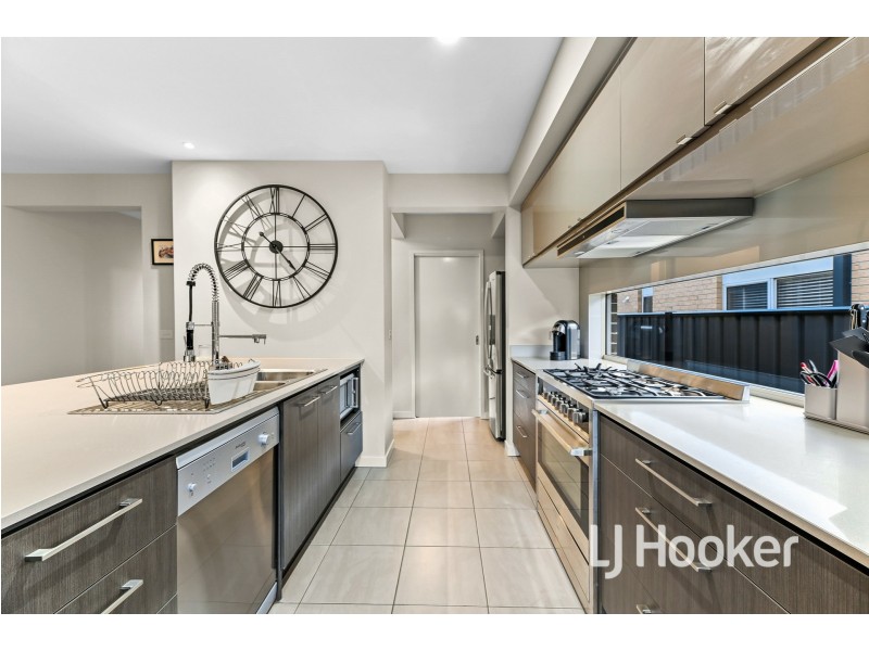 19 Camargue Circuit, Clyde North VIC 3978