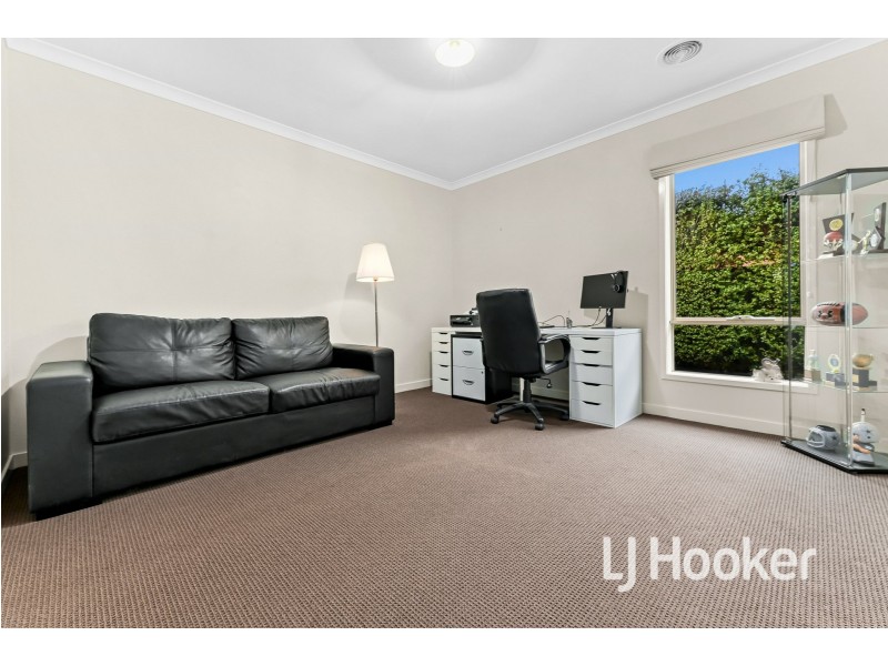 19 Camargue Circuit, Clyde North VIC 3978