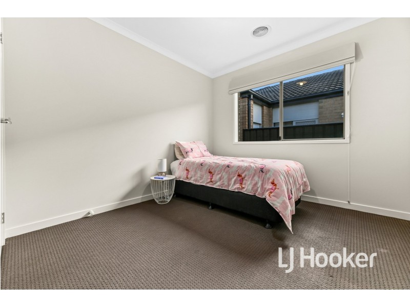 19 Camargue Circuit, Clyde North VIC 3978