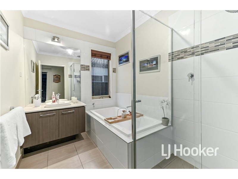 19 Camargue Circuit, Clyde North VIC 3978