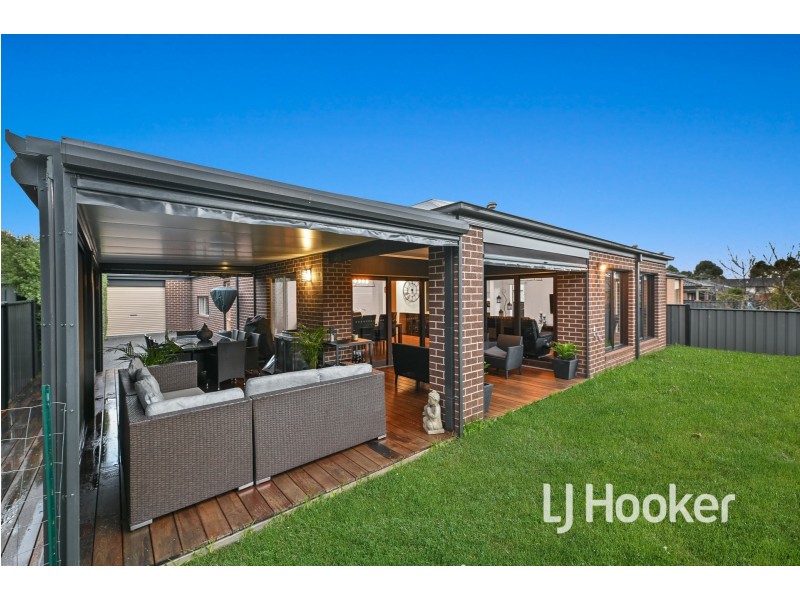 19 Camargue Circuit, Clyde North VIC 3978