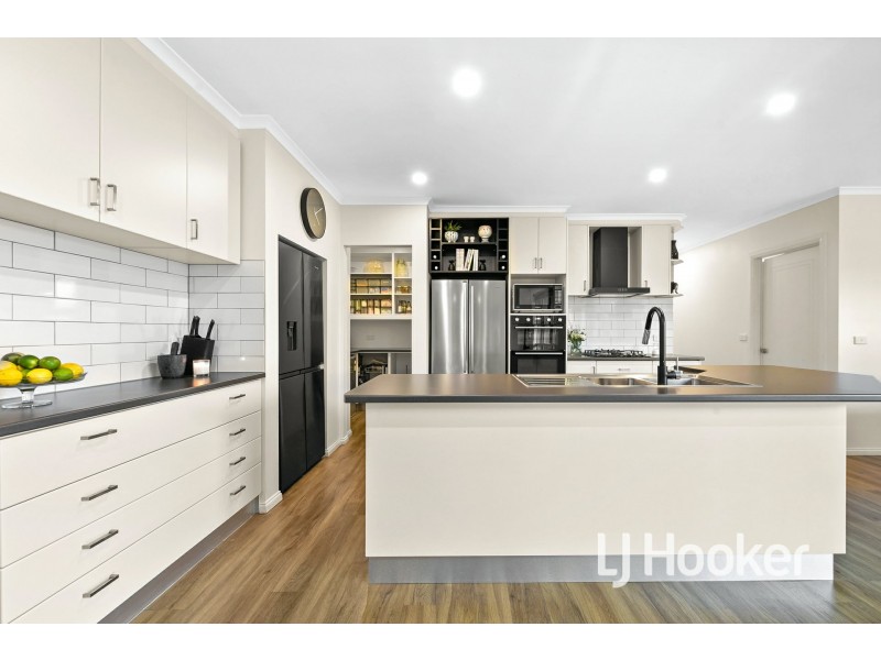 38 Cherryhills Drive, Cranbourne VIC 3977