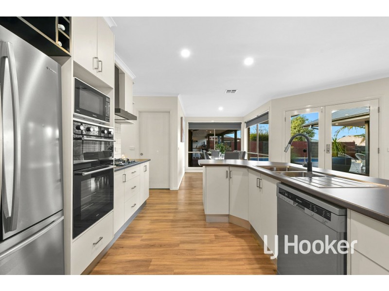 38 Cherryhills Drive, Cranbourne VIC 3977