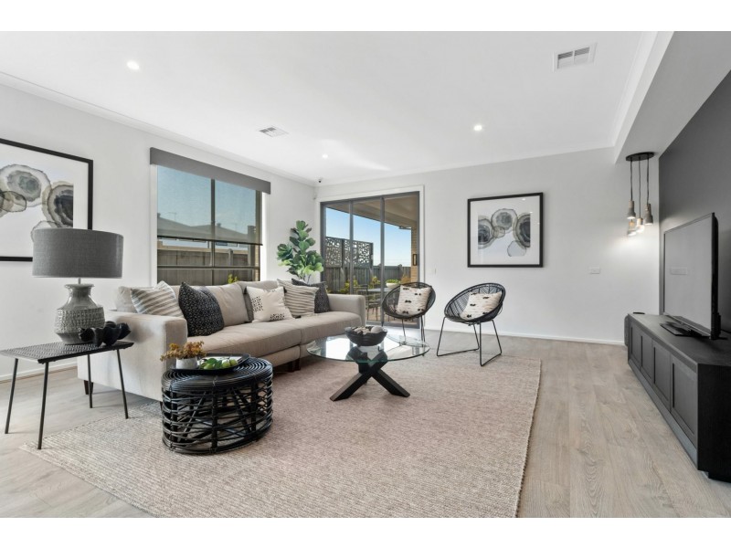 42 Waterman Drive, Cranbourne South VIC 3977