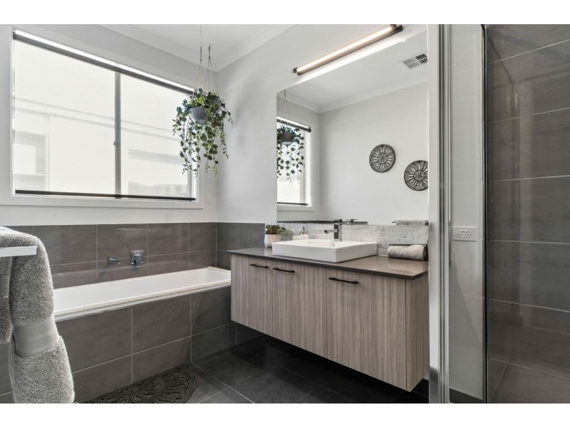 42 Waterman Drive, Cranbourne South VIC 3977