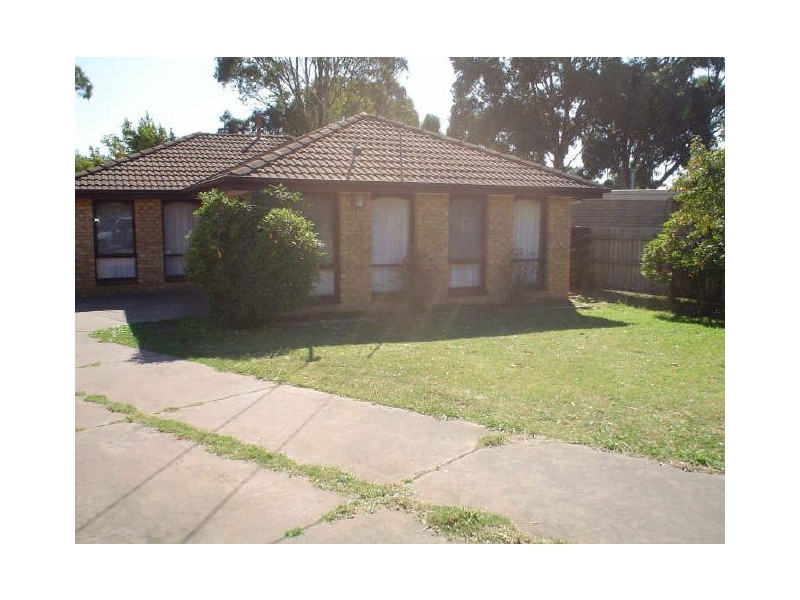 17 Farrer Close, Cranbourne VIC 3977