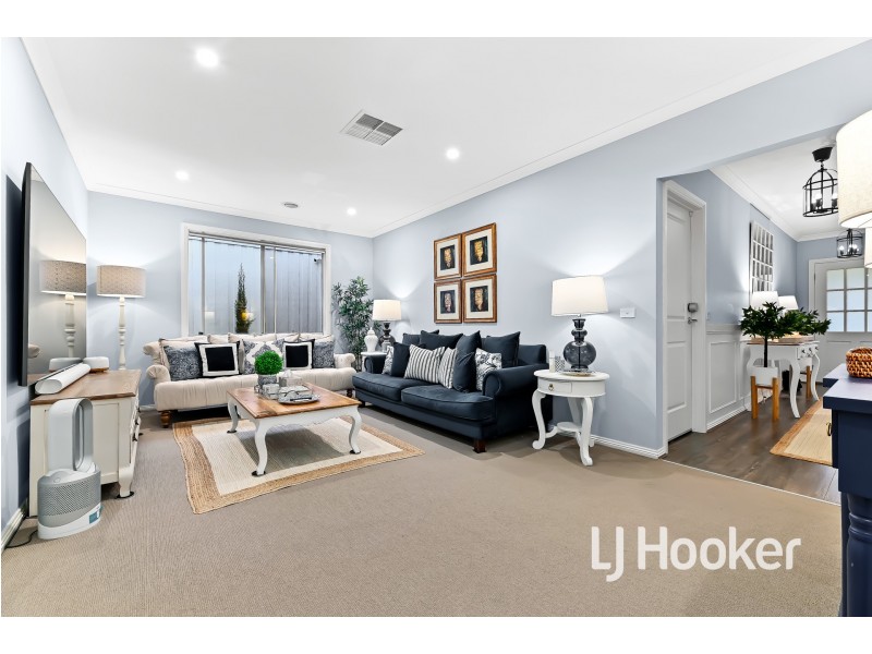 24 Anvil Way, Clyde North VIC 3978