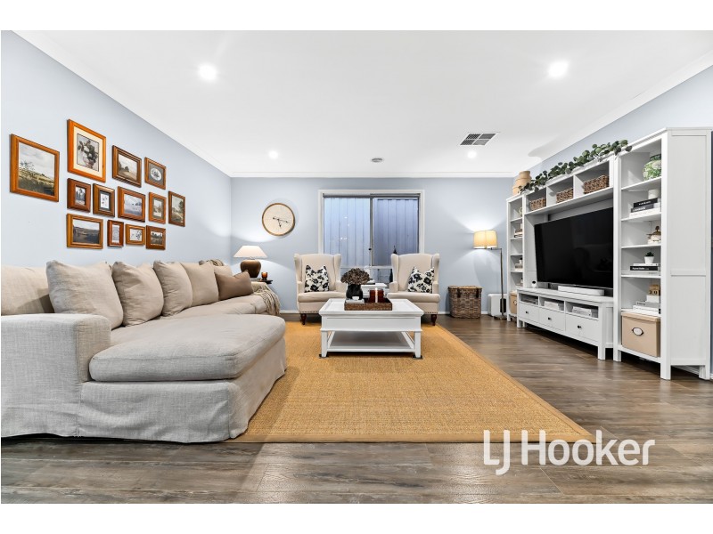 24 Anvil Way, Clyde North VIC 3978