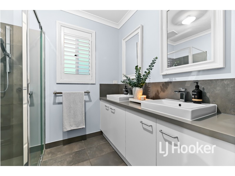 24 Anvil Way, Clyde North VIC 3978