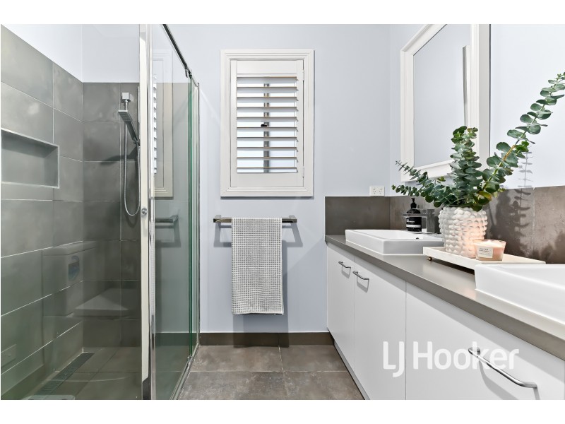 24 Anvil Way, Clyde North VIC 3978