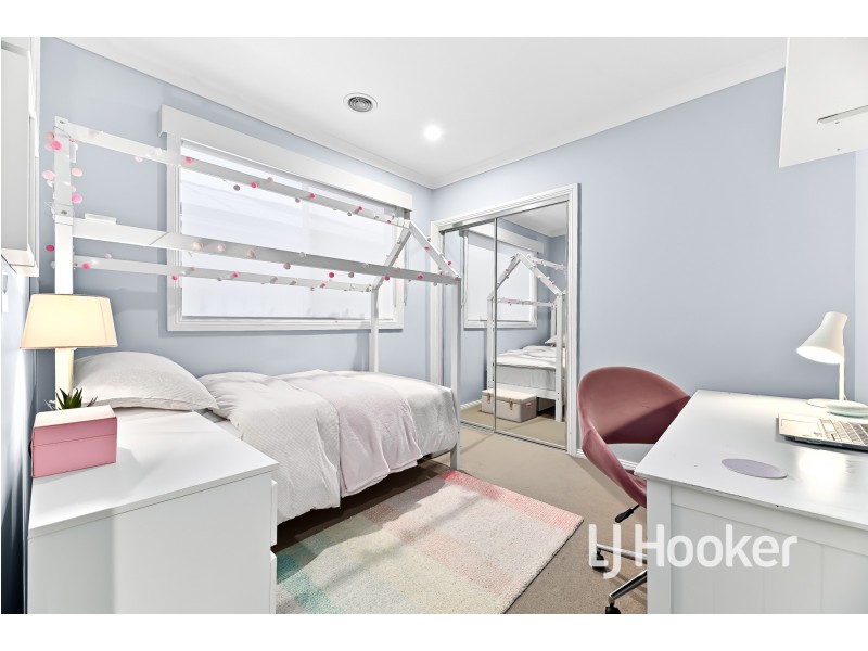 24 Anvil Way, Clyde North VIC 3978