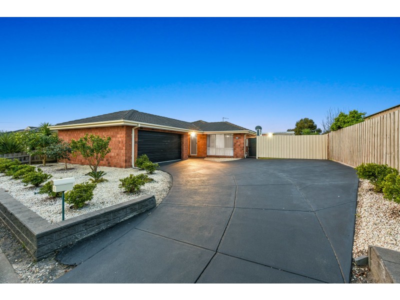 43 Dunferline Crescent, Cranbourne VIC 3977