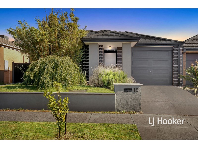19 Harvard Street, Cranbourne West VIC 3977