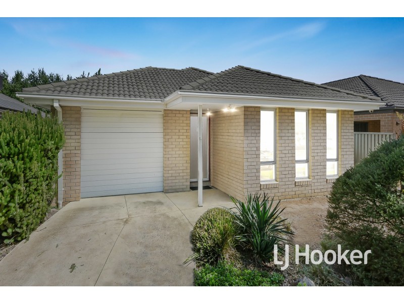 85 Broad Oak Drive, Cranbourne East VIC 3977