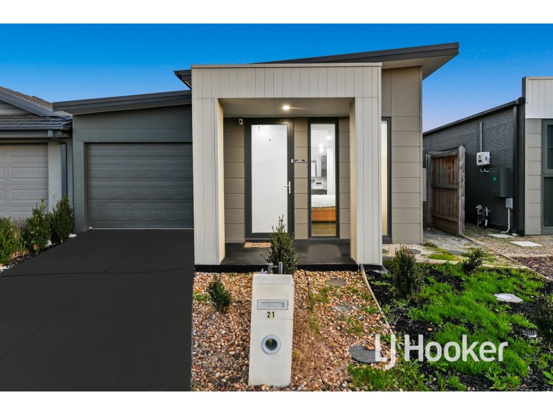 21 Freiberger Grove, Clyde North VIC 3978
