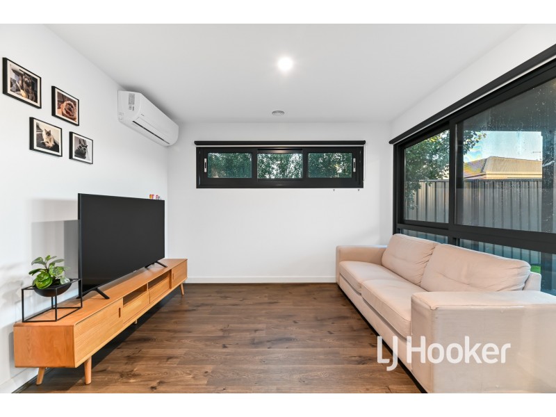 21 Freiberger Grove, Clyde North VIC 3978