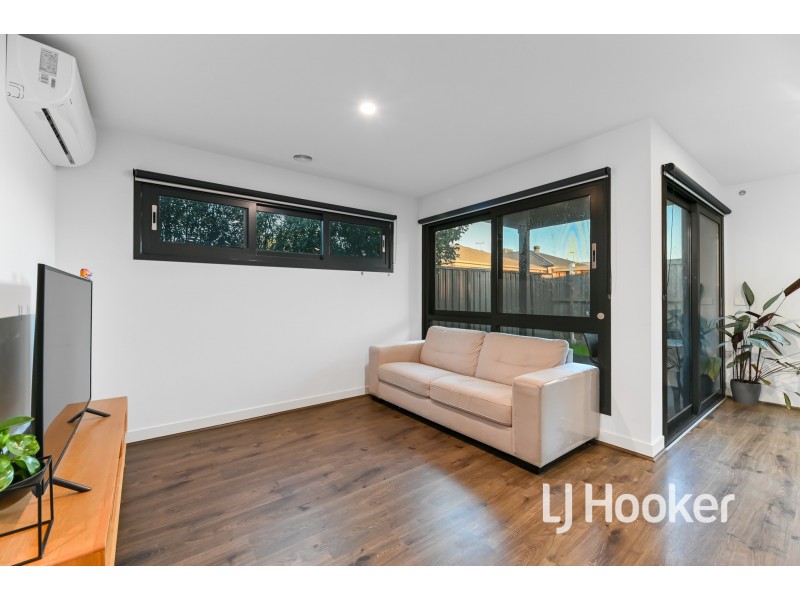 21 Freiberger Grove, Clyde North VIC 3978