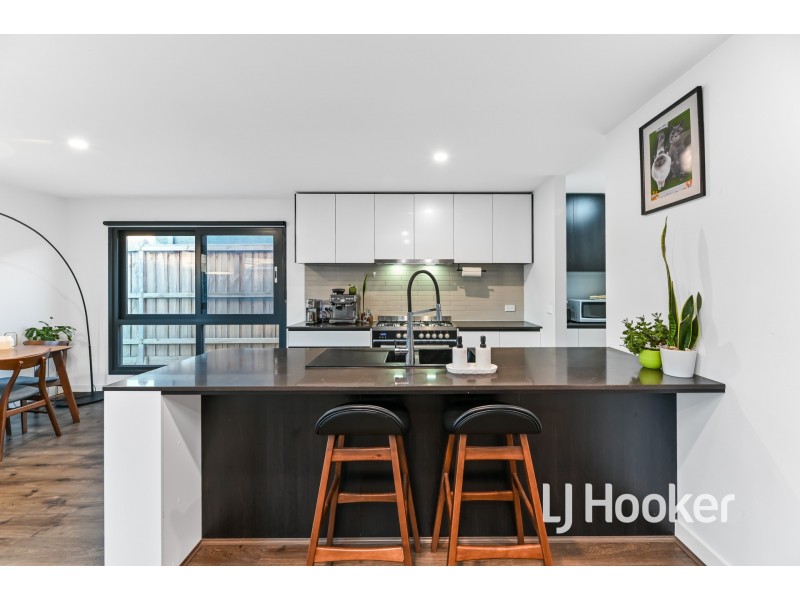 21 Freiberger Grove, Clyde North VIC 3978