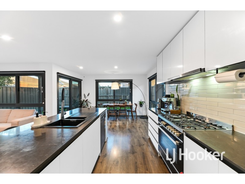 21 Freiberger Grove, Clyde North VIC 3978