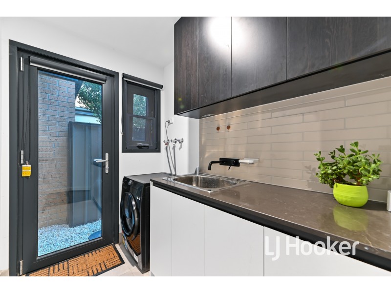 21 Freiberger Grove, Clyde North VIC 3978