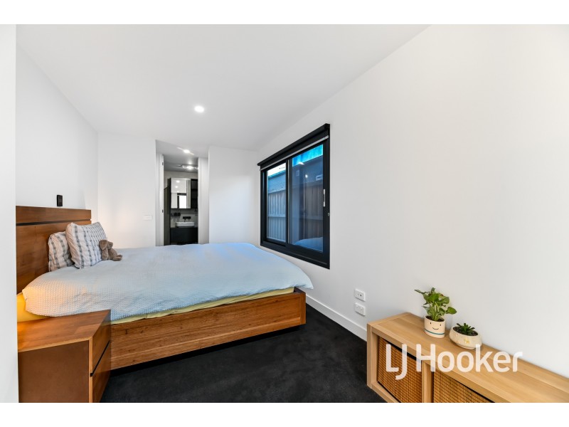 21 Freiberger Grove, Clyde North VIC 3978