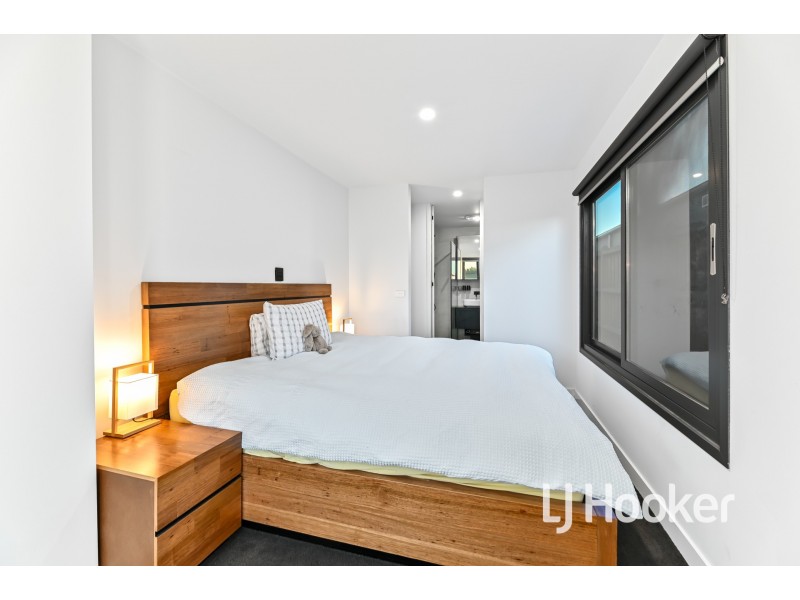 21 Freiberger Grove, Clyde North VIC 3978