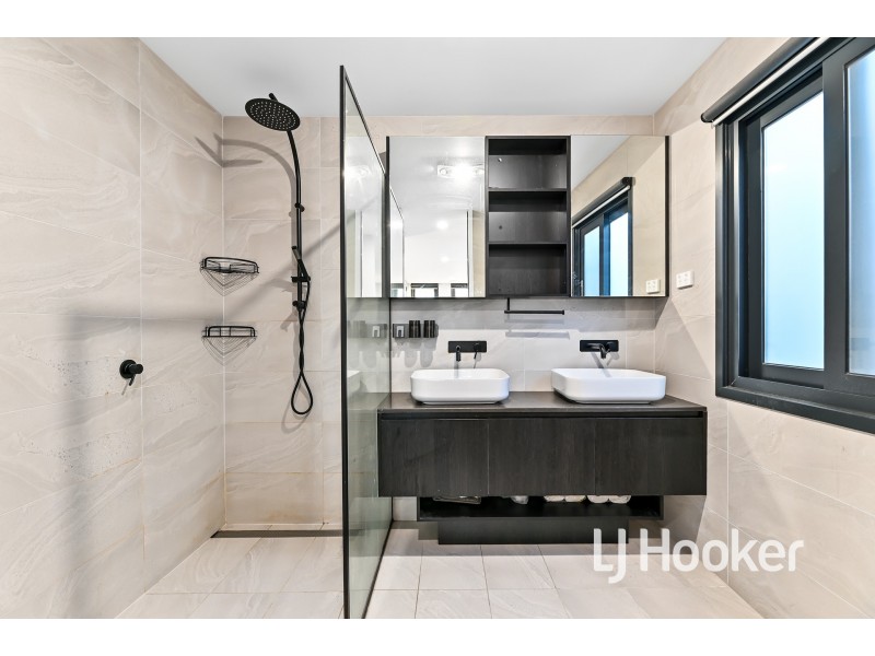 21 Freiberger Grove, Clyde North VIC 3978