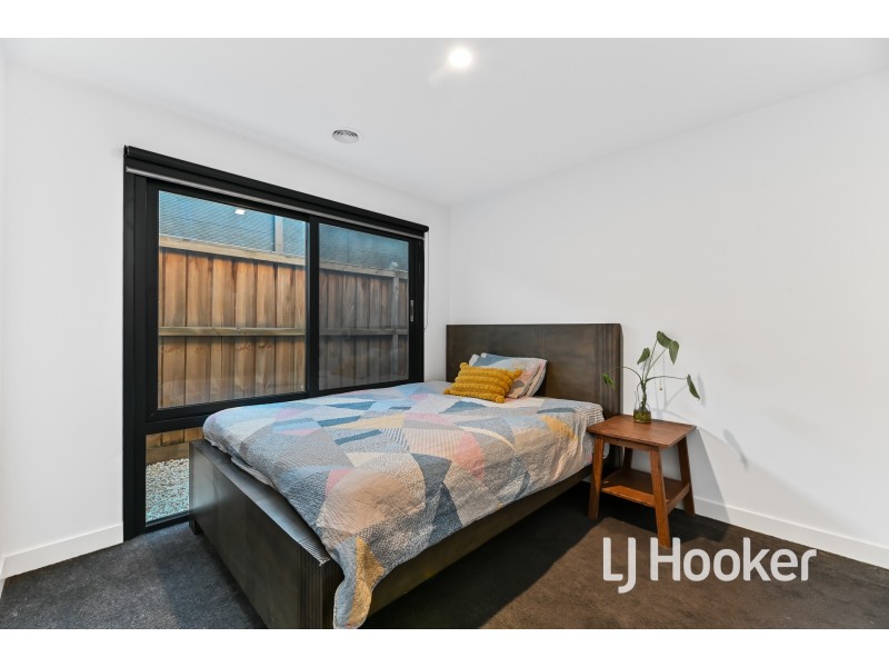 21 Freiberger Grove, Clyde North VIC 3978