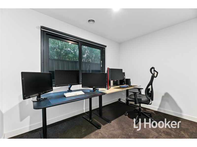 21 Freiberger Grove, Clyde North VIC 3978