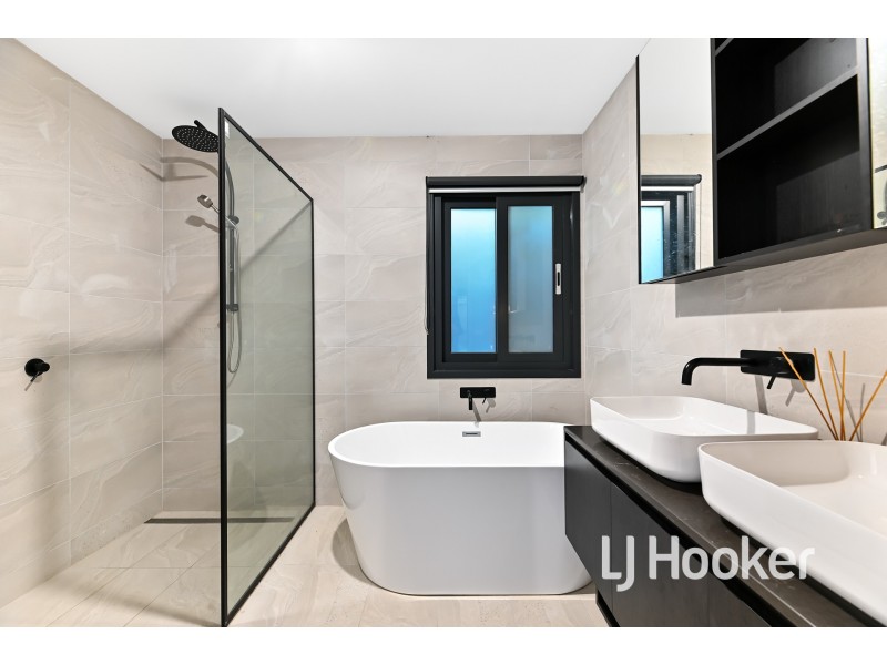 21 Freiberger Grove, Clyde North VIC 3978