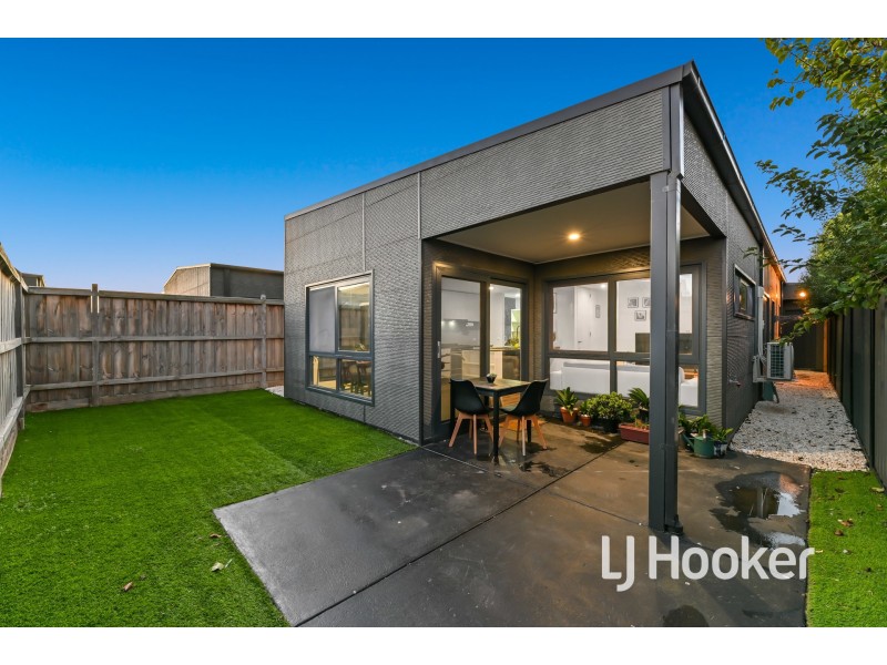 21 Freiberger Grove, Clyde North VIC 3978